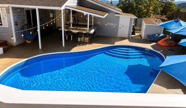 The Beacon Retreat Pool, Hot Tub, Outdoor Kitchen, Sleeps 9