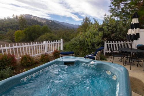 The Funky Chicken Hot Tub BBQ SLEEPS 4