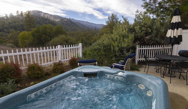 The Funky Chicken - Hot Tub - BBQ - Sleeps 4