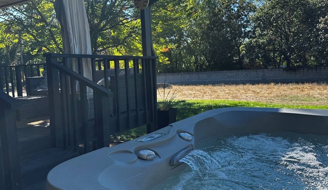 The Shady Knoll ~ Crater Lake Basecamp ~ Hot tub ~ King Suite