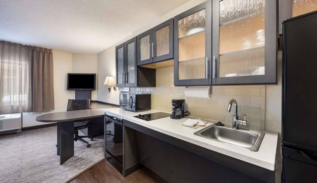 The Ultimate Urban Escape Studio! Pet-friendly Property, Fully-equipped Kitchen!