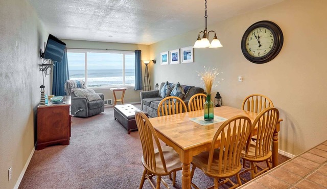 Top Floor Beachfront Suite - Pool and Sauna - Sleeps 4!