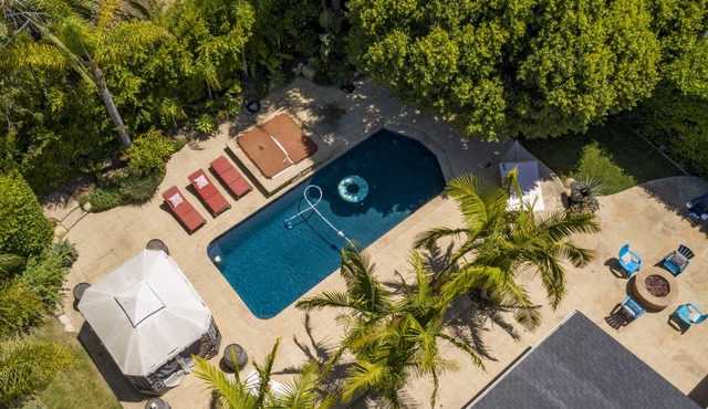 Tropical Villa. Pool & Hot Tub. 5 Minutes to Beach or Downtown!