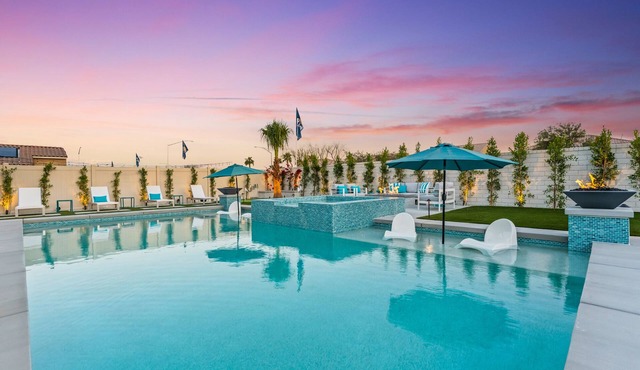 Turquoise Dream - Brand New, Close to festivals, Oversized Pool + golf + 3miles from festivals