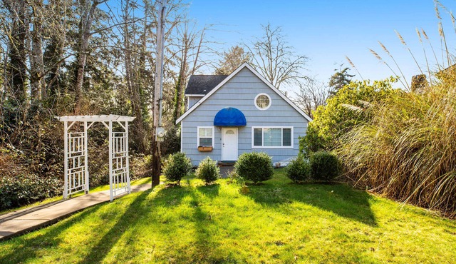 Two story getaway with a washer dryer central AC and WiFi dogs welcome