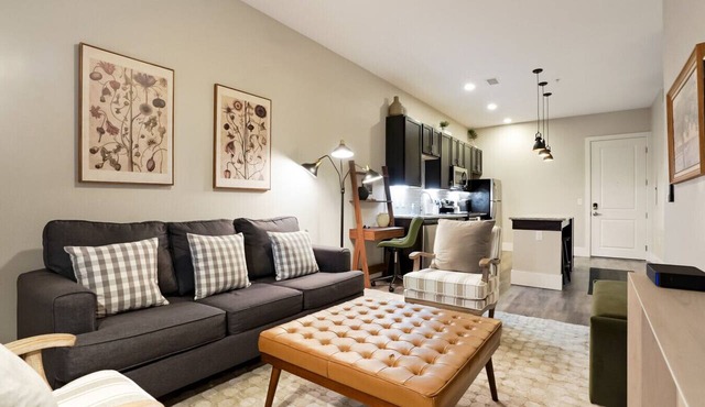 Unbeatable Location Golden Condo - Walk Everywhere