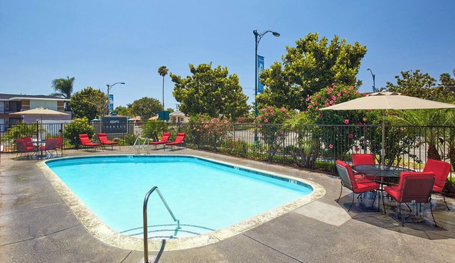 Unforgettable Stay w/Outdoor Pool, Near Attractions, Steps to Disney!