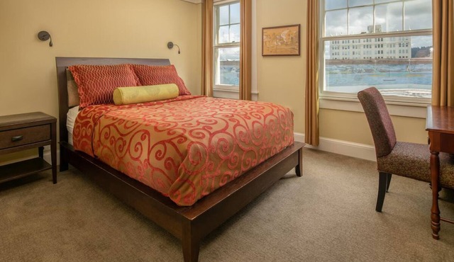 Unique Victorian Room w/Heated Bathroom Floor & Rooftop Views in Downtown