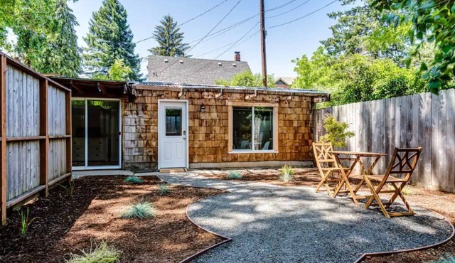 University Cottage, 2 blocks from U of O.