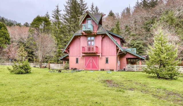 Upgraded two-story loft with mountain views and gas fireplace