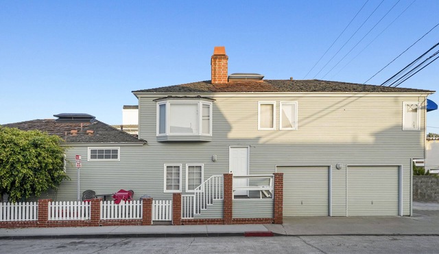 Upper Unit of a duplex with great Views!