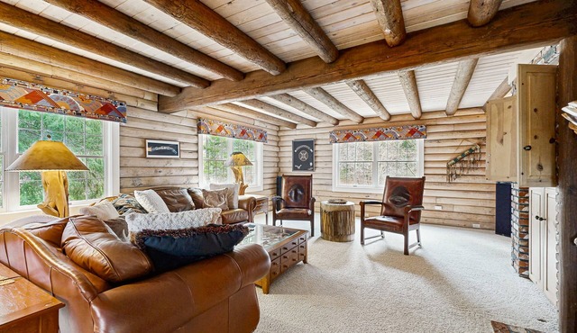 Upscale Riverfront Lodge with Firepits & Game Room - Close to Mt. Adams