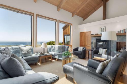 Vaulted ocean-view retreat with private hot tub