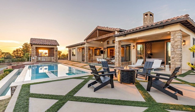 Via de la Sky Ranch - Sprawling Tuscan Villa in Wine Country