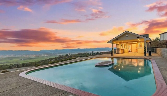 Viewtacular 1-bedroom studio with Lazy Lagoon Pool in East Medford