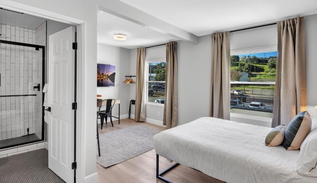 Vista Vacation Downtown Walkable Modern Escape