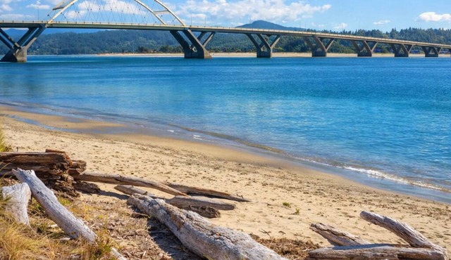 Waldport Bayfront Hotel and Restaurant