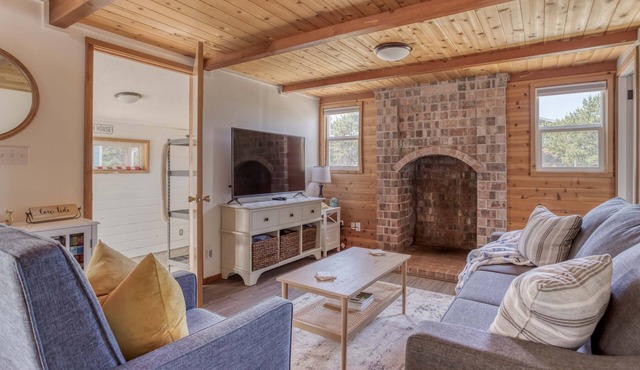 Walk to Cape Kiwanda from This Casual Charmer with Sweet Queen Loft Bedroom!