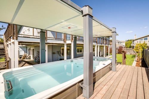 Walk to Poplar Beach: Cozy Coastal Getaway w/Yard