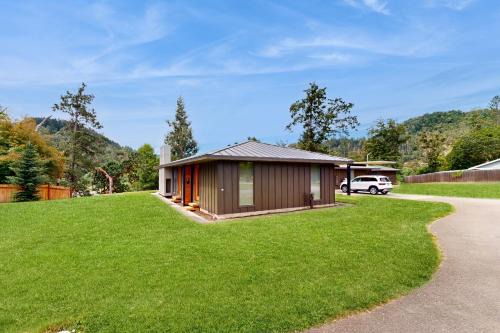 Walk to River: Myrtle Creek Studio Near I-5