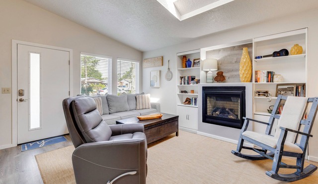 Walk to Seaside Beach: Vacation Rental Cottage!