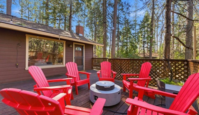 Walk to Town - Lake Access - Huge Deck
