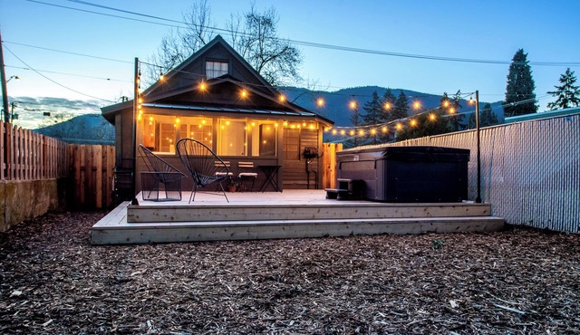 Warren House · 1800s Cottage · Hot Tub · Game Room · 3BR · Downtown Rogue River