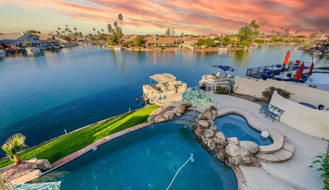 Waterfront, Pool, Sauna, Luxury living, low price! 30 Night Min.