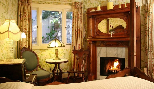 Woodburning fireplace/1840canopy4poster DOUBLEBED/3dr armoire/clawfoottub/shower