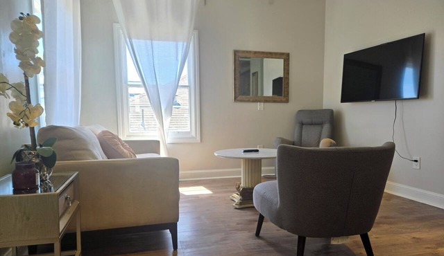 Zen 2 Bedroom/1 Bath with Offstreet Parking - Mins to San Francisco, Berkeley