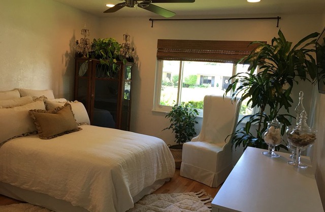 Comfortable, spacious room in Downtown Lodi