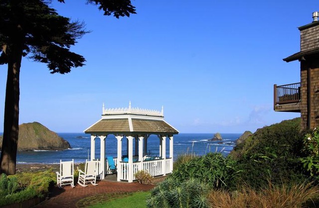 Elk Cove Inn & Spa