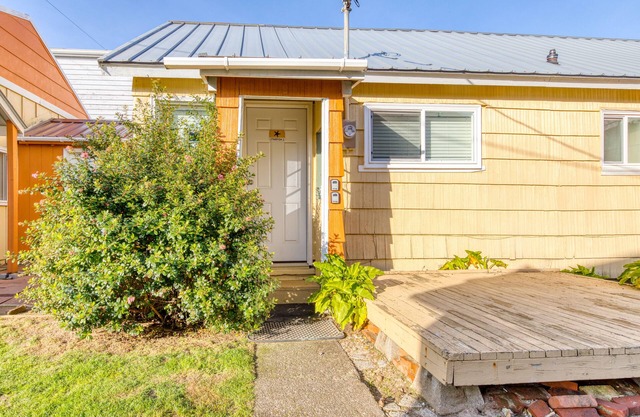 Modern Dog-Friendly Cottage in a Great Location - Minutes to Downtown & Beach