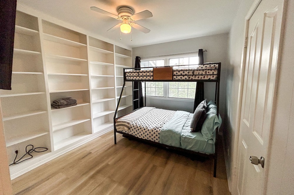 Photo of Bedroom in Reseda