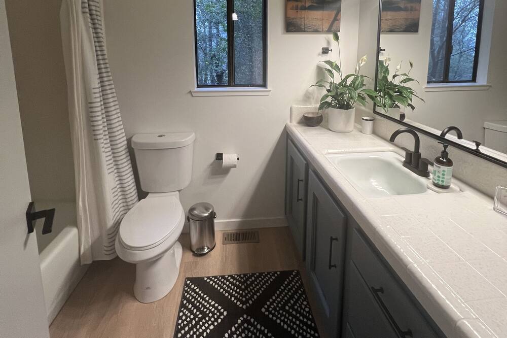 Photo of Bathroom in Day Valley