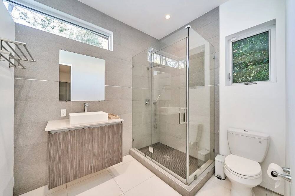 Photo of Bathroom in Greater Wilshire - Hancock Park