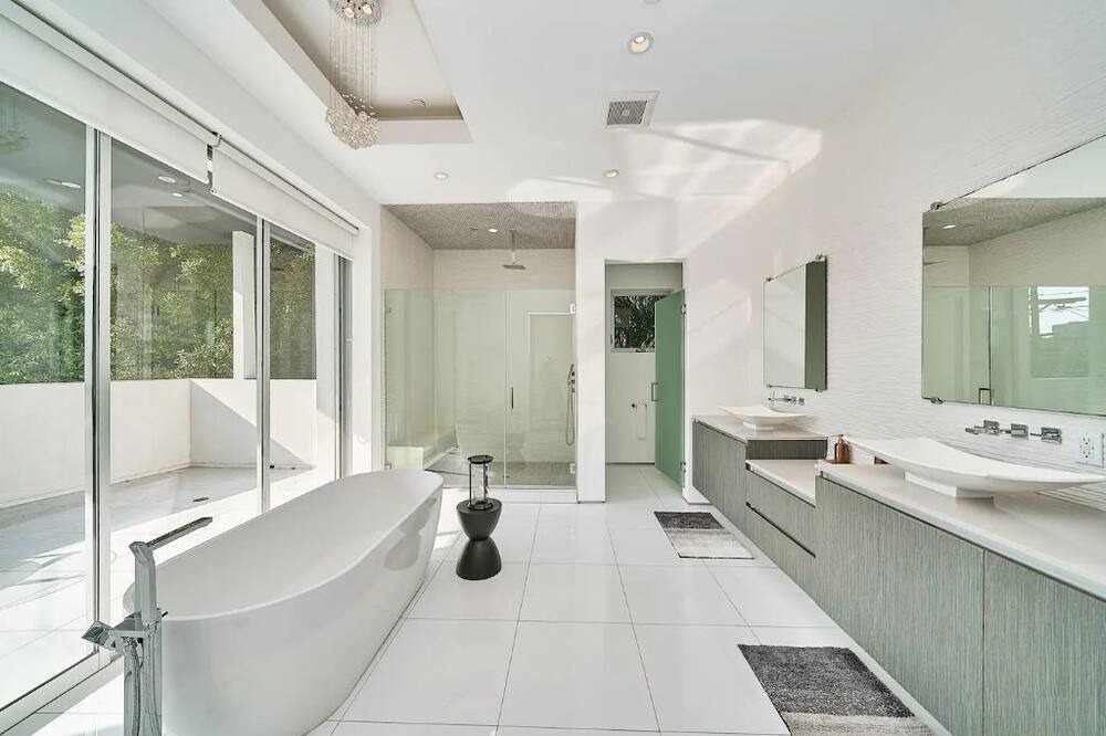 Photo of Bathroom in Greater Wilshire - Hancock Park
