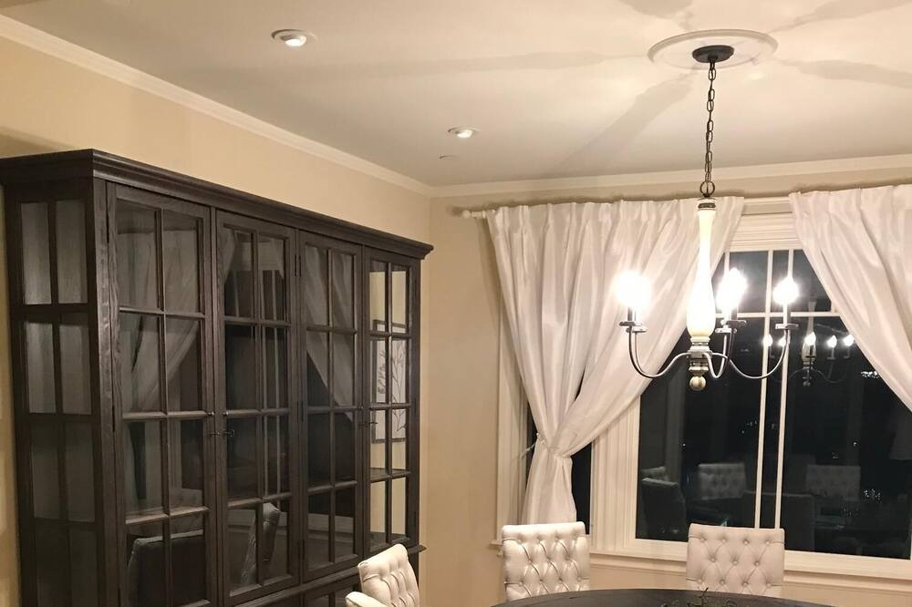 Photo of Livingroom in Piedmont Avenue