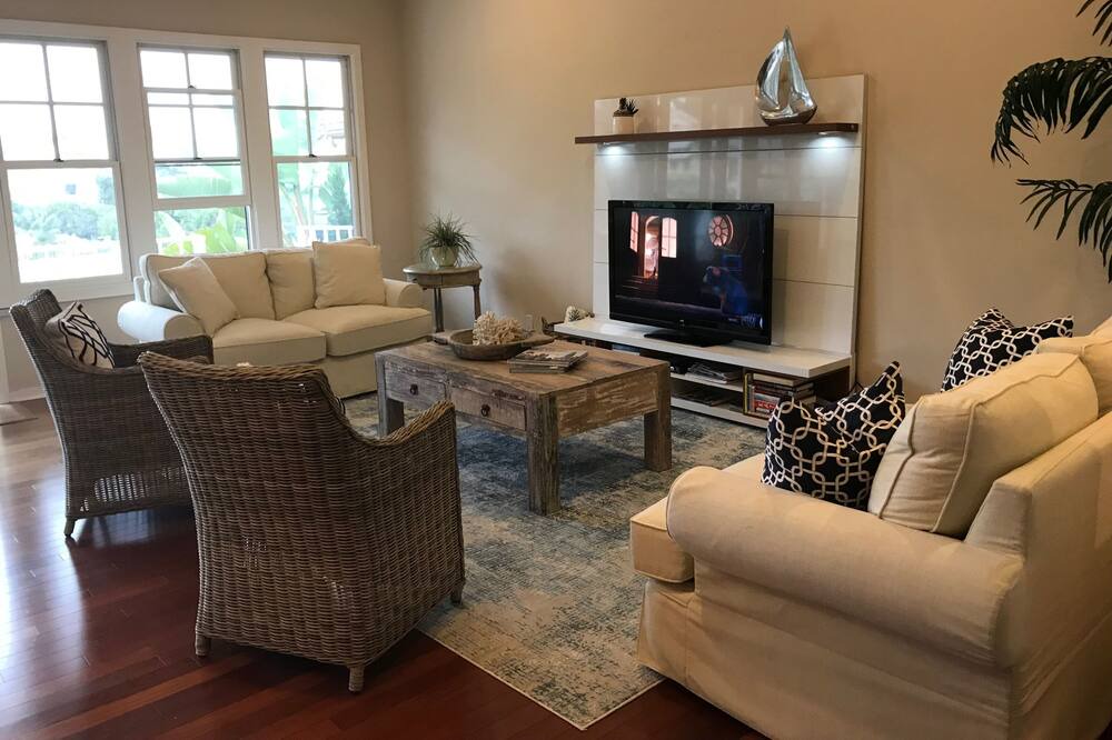 Photo of Livingroom in Village of La Jolla