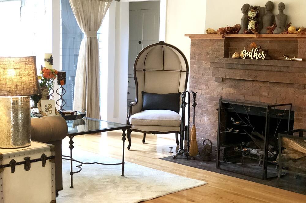 Photo of Livingroom in Hollywood Hills West