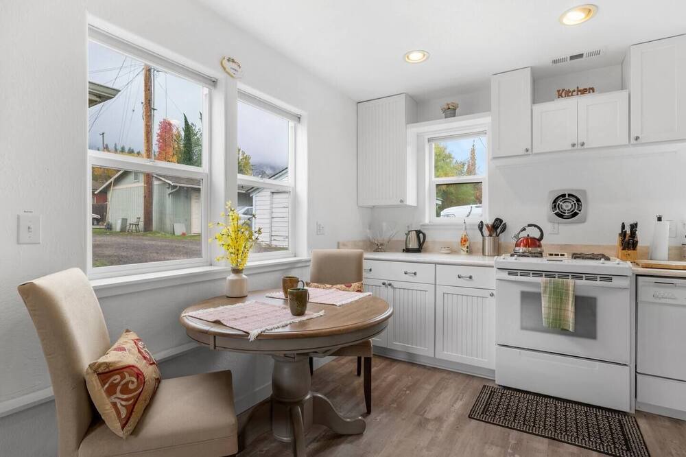 Photo of Kitchen in Siskiyou-Hargadine Historic District
