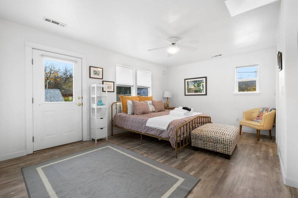 Photo of Bedroom in Siskiyou-Hargadine Historic District