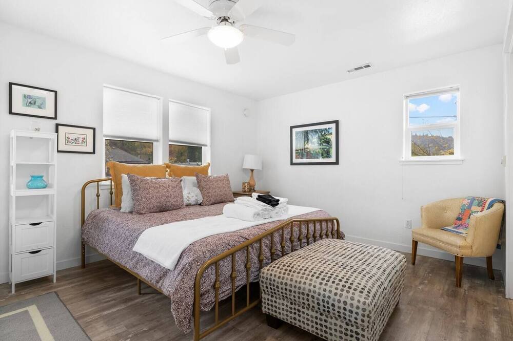 Photo of Bedroom in Siskiyou-Hargadine Historic District