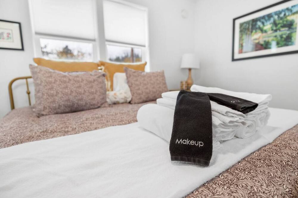 Photo of Bedroom in Siskiyou-Hargadine Historic District