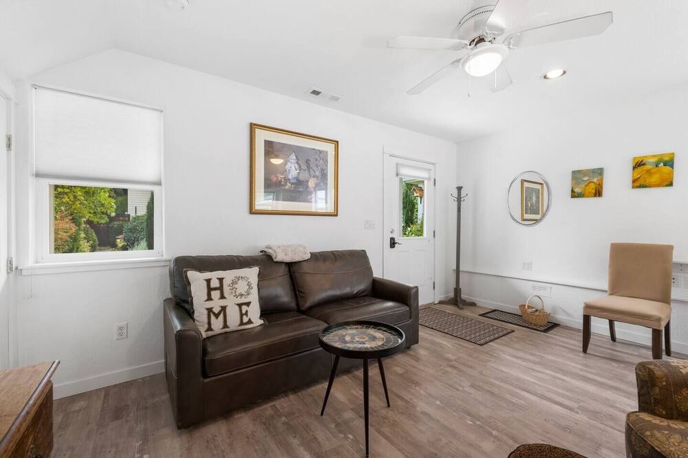 Photo of Livingroom in Siskiyou-Hargadine Historic District