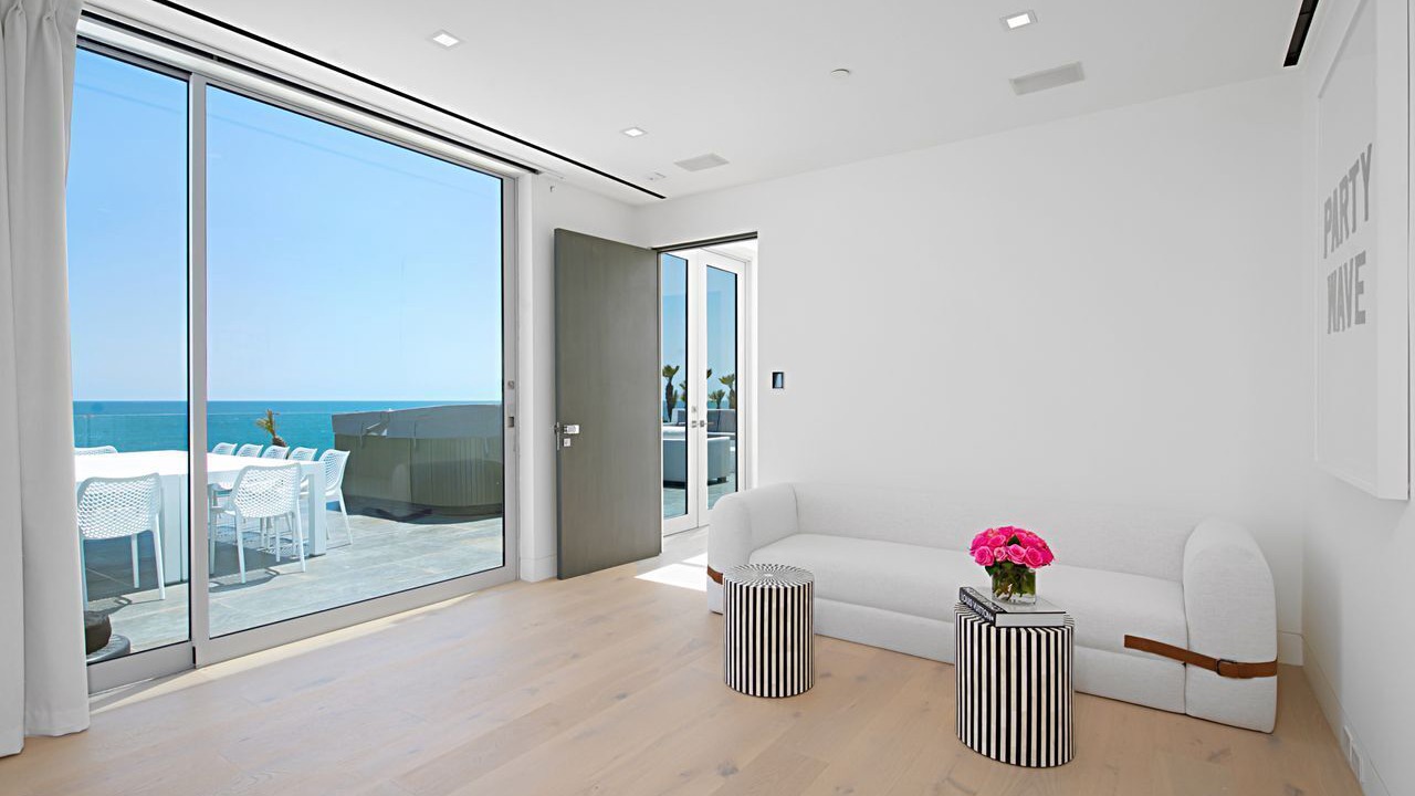 Photo of Livingroom in Central Malibu