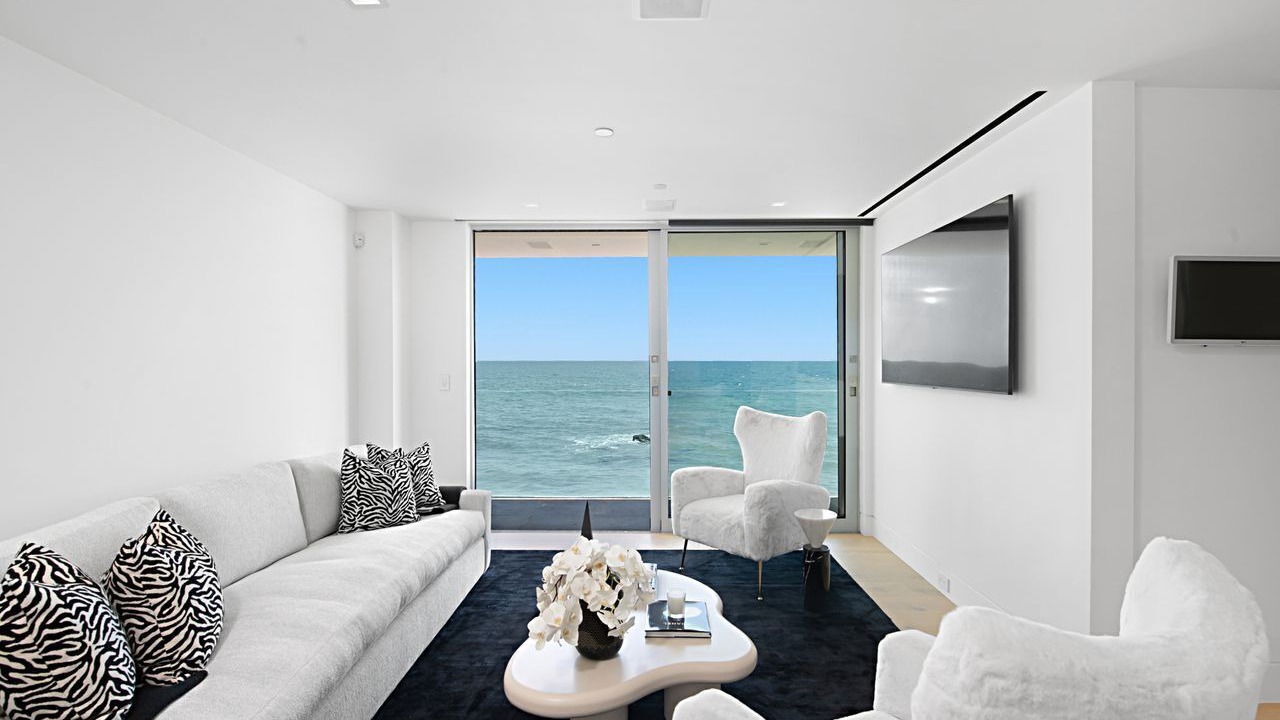 Photo of Livingroom in Central Malibu