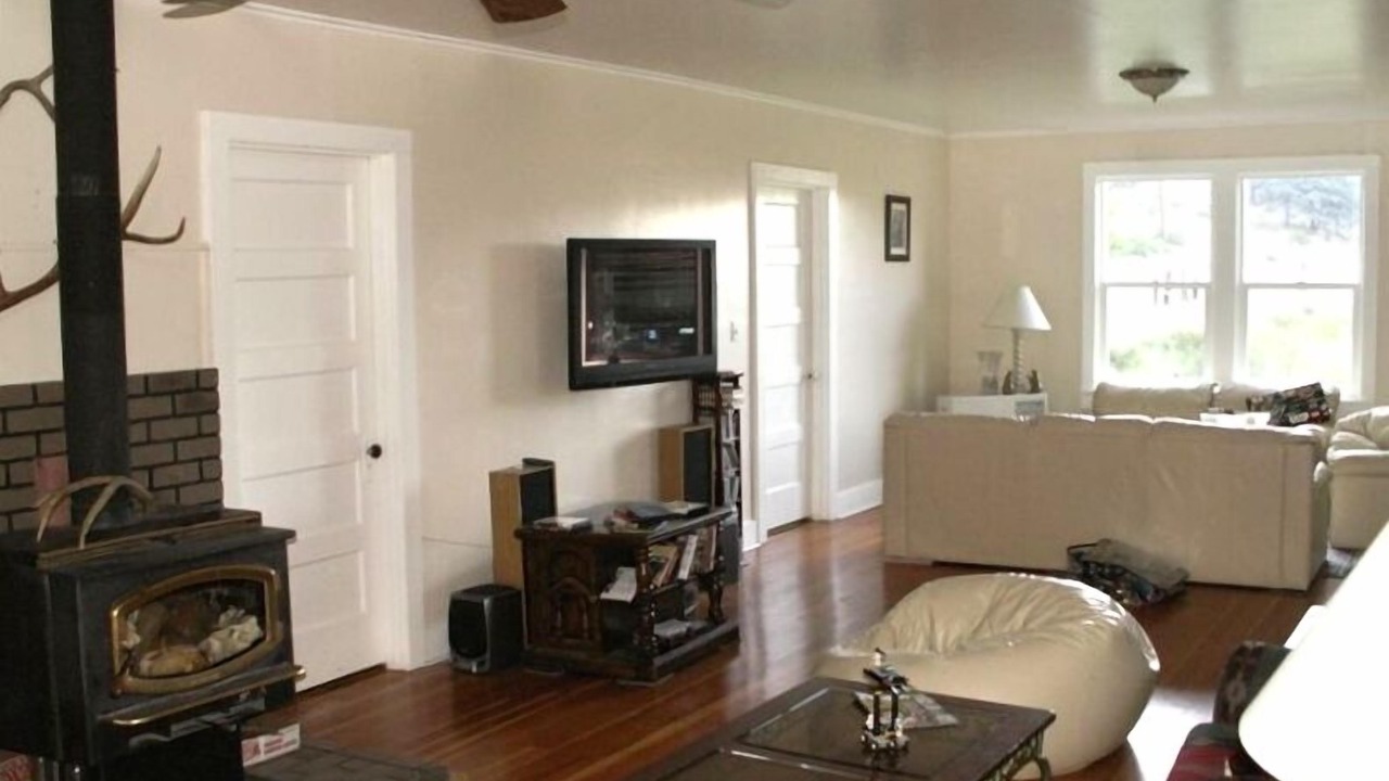 Photo of Bedroom in Weed