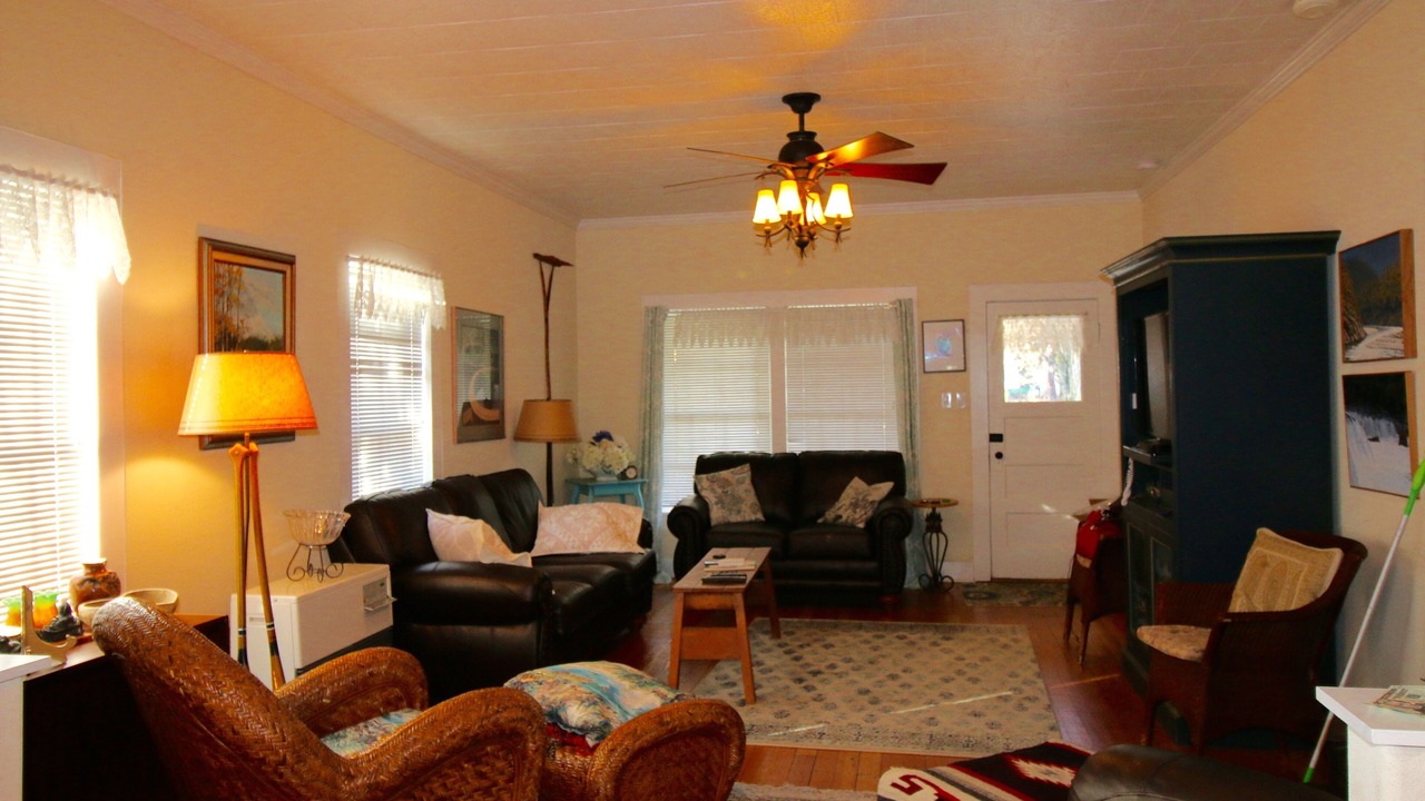 Photo of Livingroom in McCloud