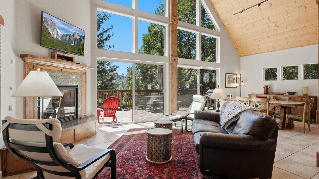 Photo of Livingroom in Yosemite West